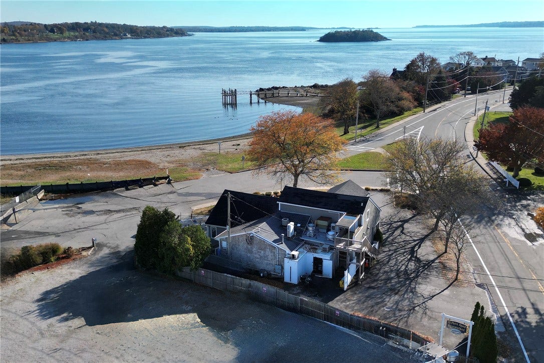 15 Point Road, Portsmouth, RI 02871 15 Point Road, Portsmouth, RI 02871