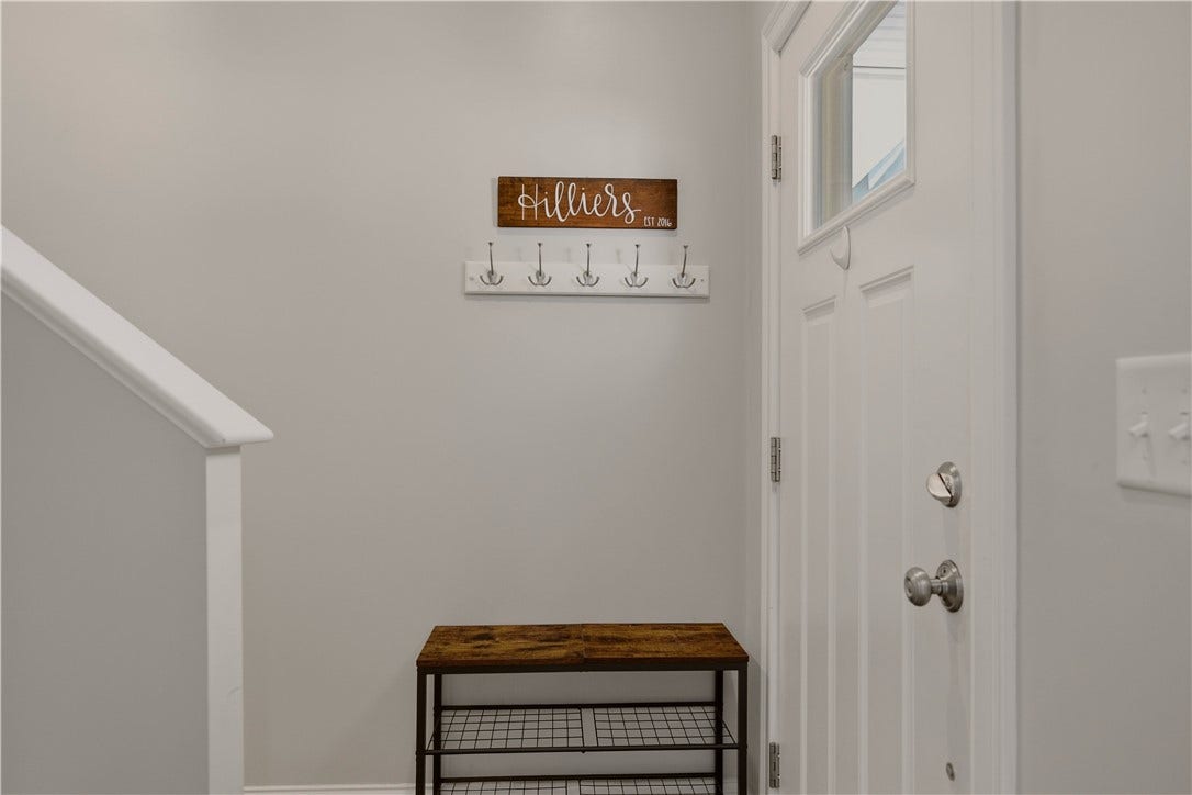 94 Sandy Point Farm Road, #6, Portsmouth, RI 02871 Back entry foyer