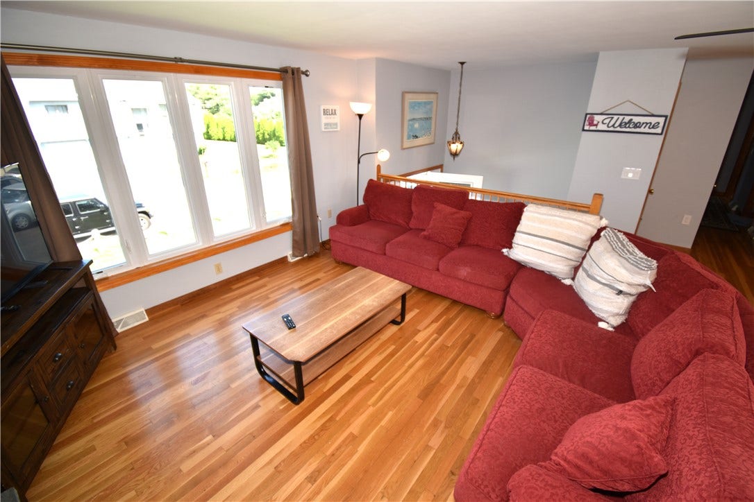 33 Glendale Road, Narragansett, RI 02882 33 Glendale Road, Narragansett, RI 02882