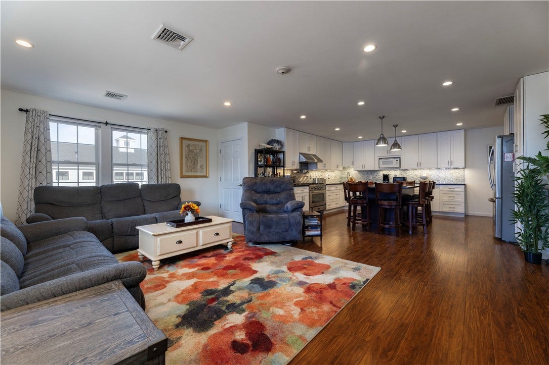 14 Clinton Avenue, #3, Jamestown, RI 02835 14 Clinton Avenue, #3, Jamestown, RI 02835