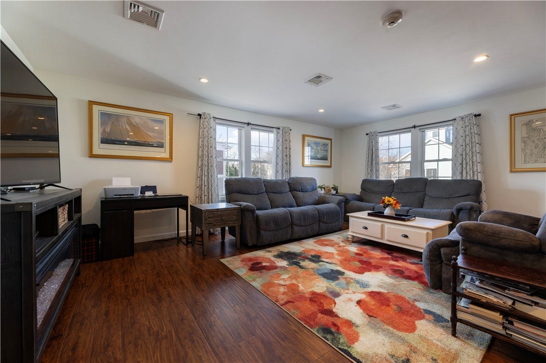 14 Clinton Avenue, #3, Jamestown, RI 02835 14 Clinton Avenue, #3, Jamestown, RI 02835