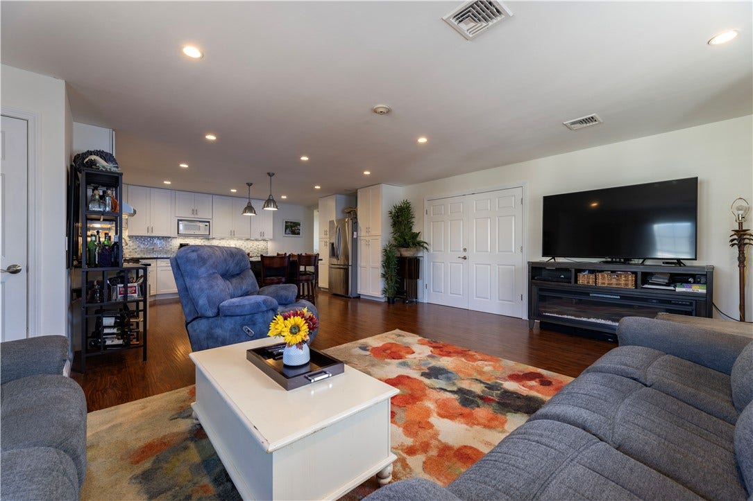 14 Clinton Avenue, #3, Jamestown, RI 02835 14 Clinton Avenue, #3, Jamestown, RI 02835