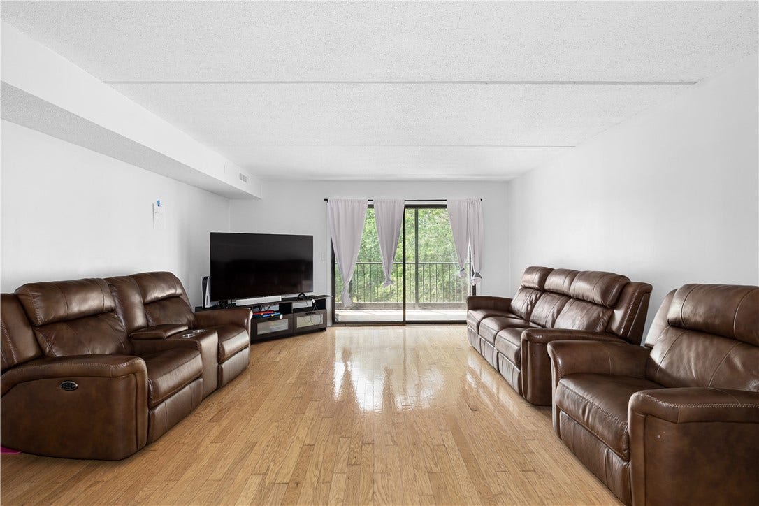 650 East Greenwich Avenue, #6-204, West Warwick, RI 02893 650 East Greenwich Avenue, #6-204, West Warwick, RI 02893
