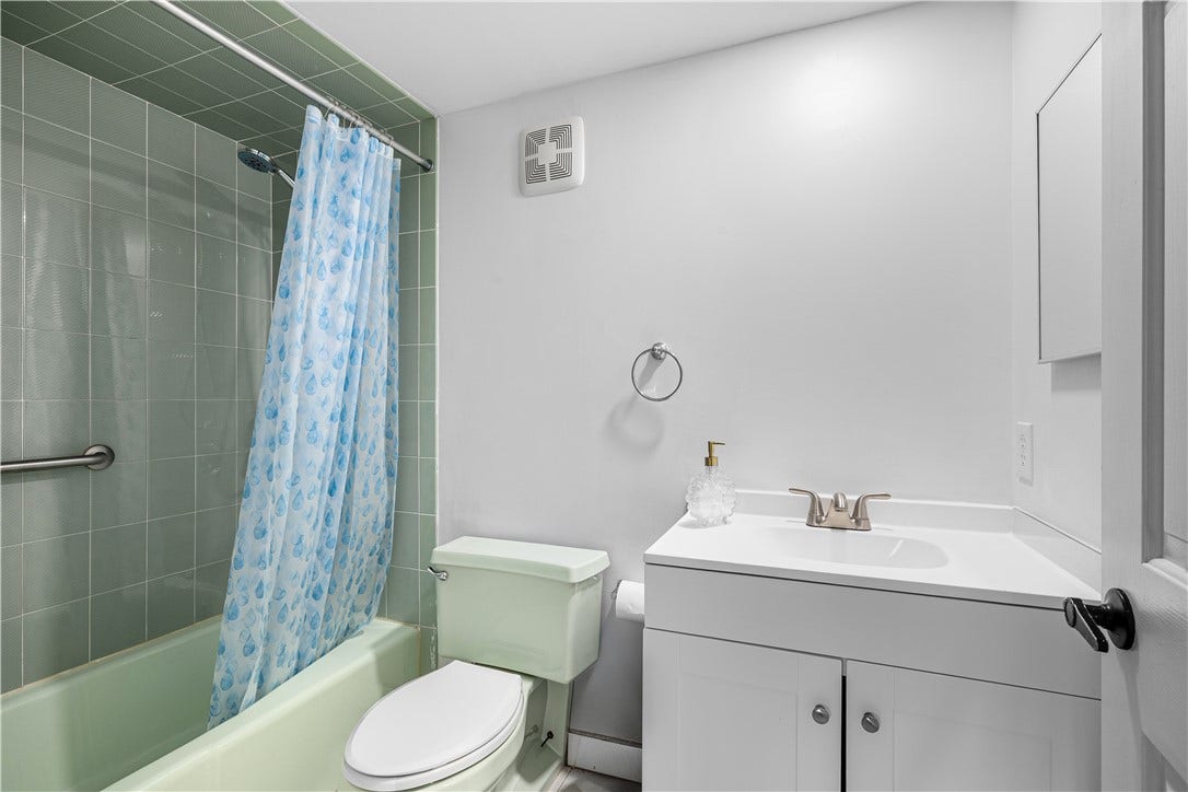 650 East Greenwich Avenue, #6-204, West Warwick, RI 02893 650 East Greenwich Avenue, #6-204, West Warwick, RI 02893