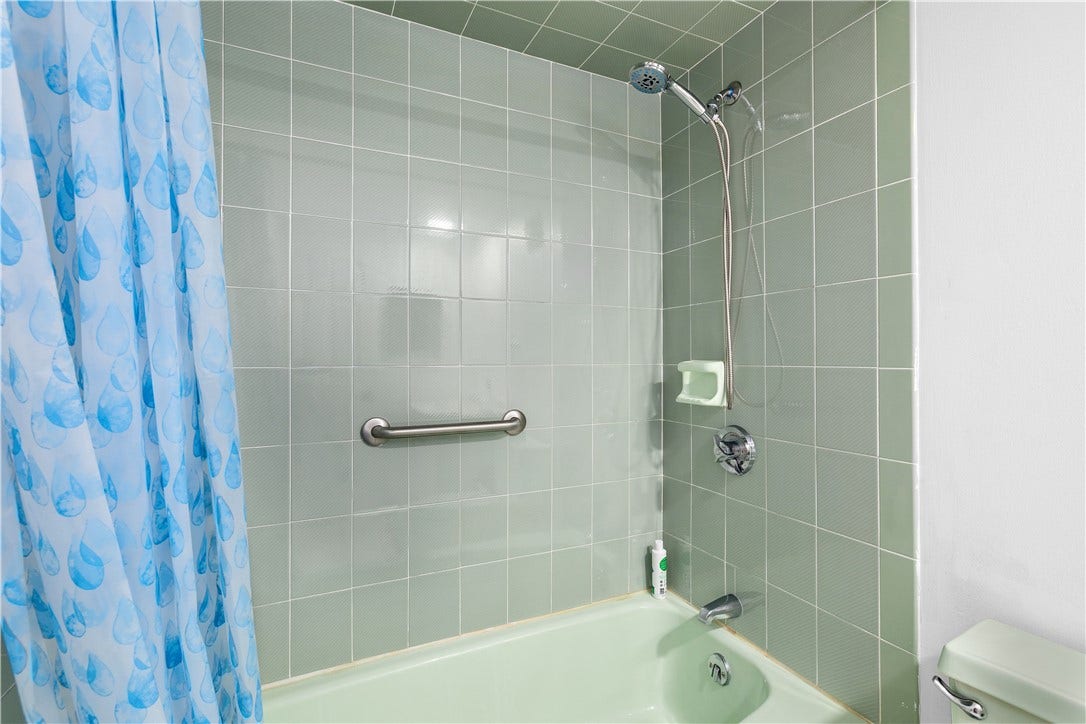 650 East Greenwich Avenue, #6-204, West Warwick, RI 02893 650 East Greenwich Avenue, #6-204, West Warwick, RI 02893
