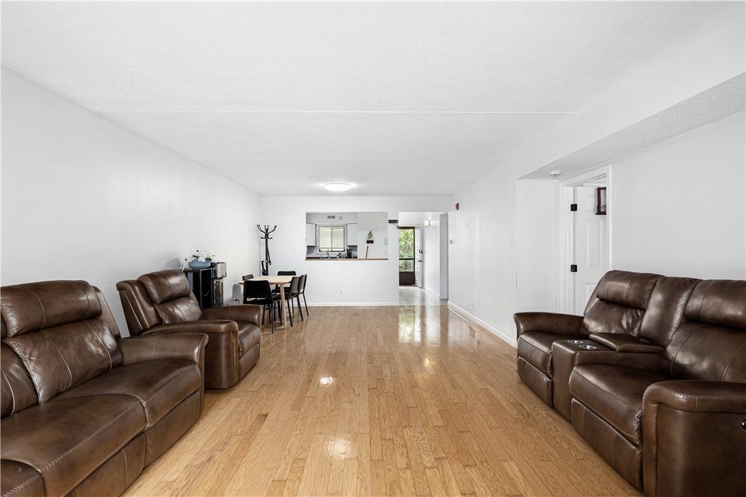 650 East Greenwich Avenue, #6-204, West Warwick, RI 02893 650 East Greenwich Avenue, #6-204, West Warwick, RI 02893