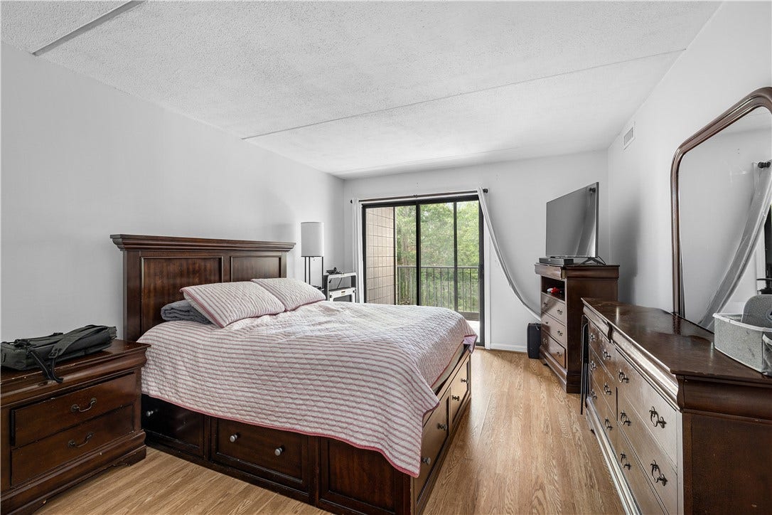 650 East Greenwich Avenue, #6-204, West Warwick, RI 02893 650 East Greenwich Avenue, #6-204, West Warwick, RI 02893