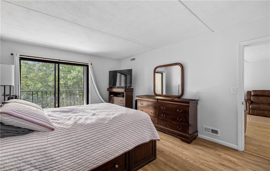 650 East Greenwich Avenue, #6-204, West Warwick, RI 02893 650 East Greenwich Avenue, #6-204, West Warwick, RI 02893