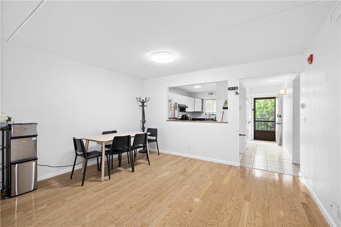 650 East Greenwich Avenue, #6-204, West Warwick, RI 02893 650 East Greenwich Avenue, #6-204, West Warwick, RI 02893