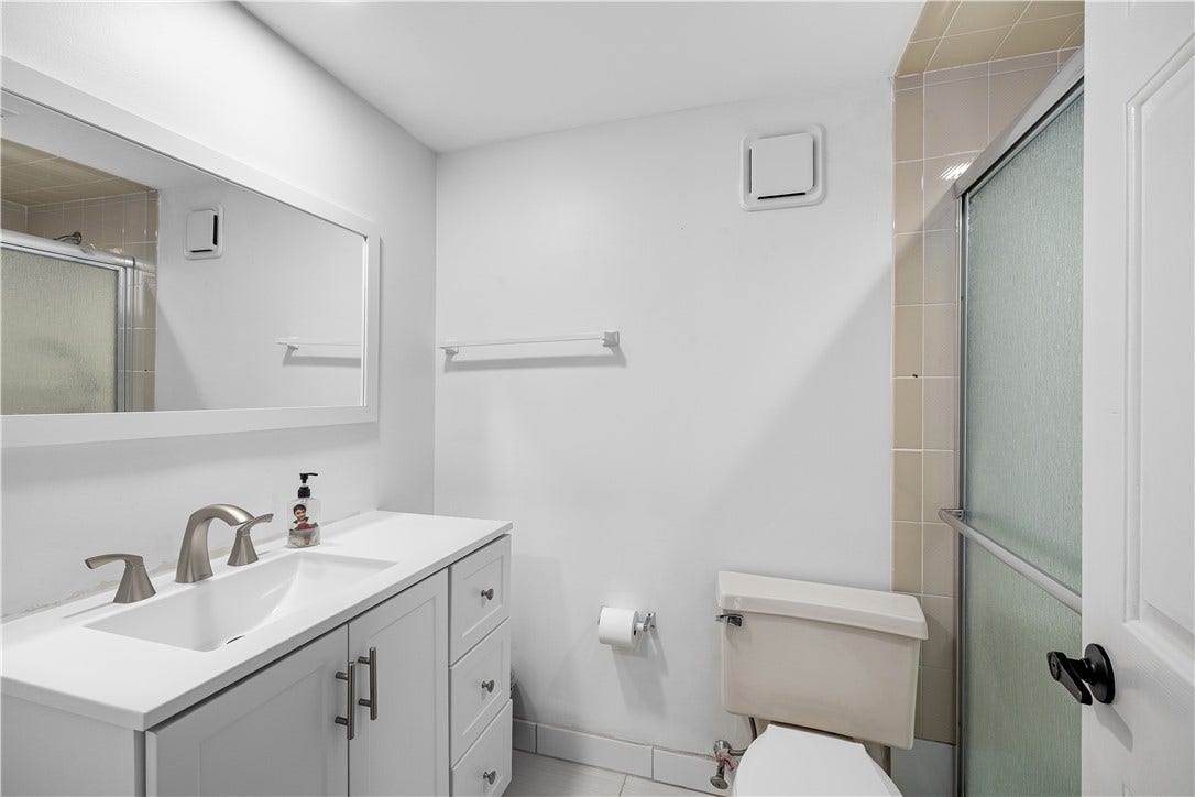 650 East Greenwich Avenue, #6-204, West Warwick, RI 02893 650 East Greenwich Avenue, #6-204, West Warwick, RI 02893