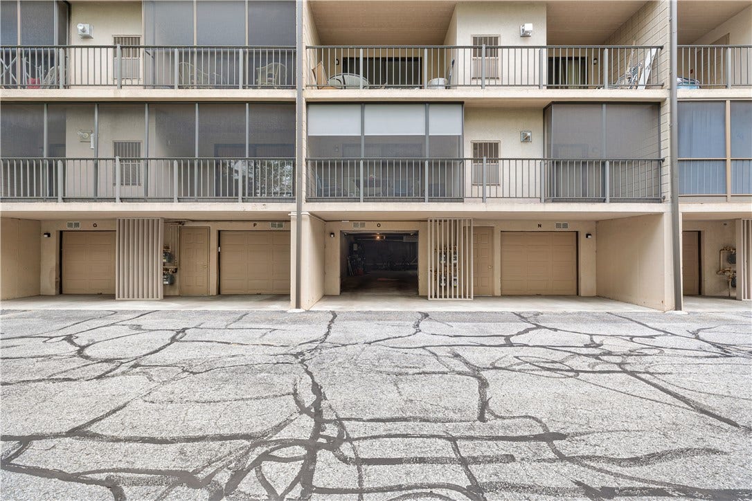 650 East Greenwich Avenue, #6-204, West Warwick, RI 02893 650 East Greenwich Avenue, #6-204, West Warwick, RI 02893