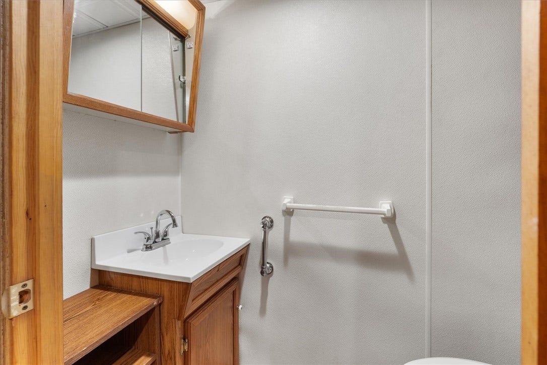 513 Woonasquatucket Avenue, North Providence, RI 02911 513 Woonasquatucket Avenue, North Providence, RI 02911