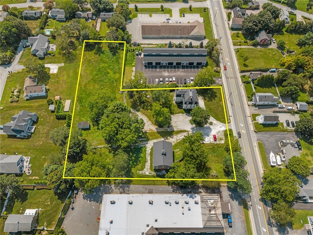 2967 East Main Road, Portsmouth, RI 02871 Lot lines are approximate for reference*