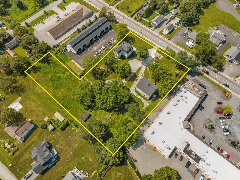 2967 East Main Road, Portsmouth, RI 02871 Lot lines are approximate for reference*