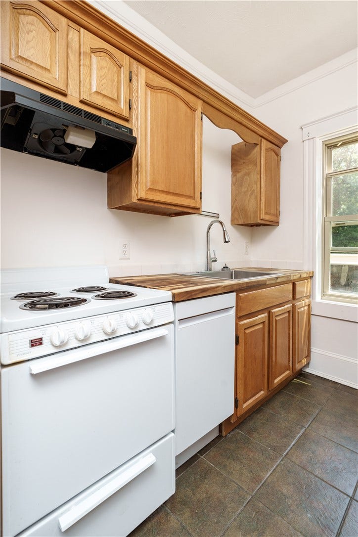 1729 South Road, #1, South Kingstown, RI 02881 Kitchen with oven, dishwasher