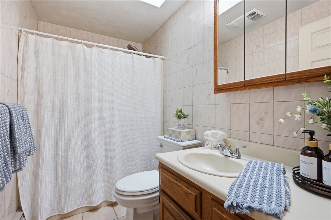 12 View Street, Lincoln, RI 02865 1st Floor Full bath