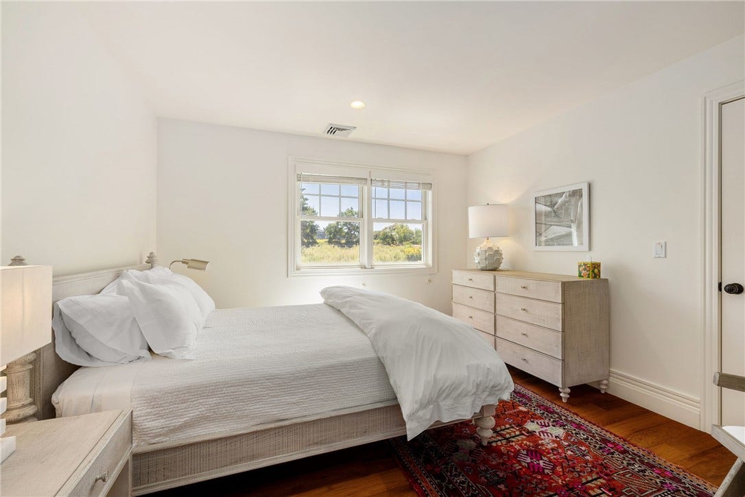Living Level Bedroom (5)- Queen Bed.