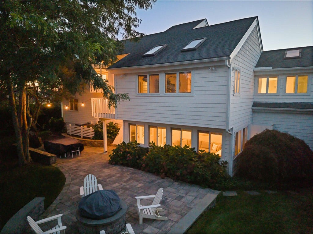 16 Larch Avenue, Narragansett, RI 02882