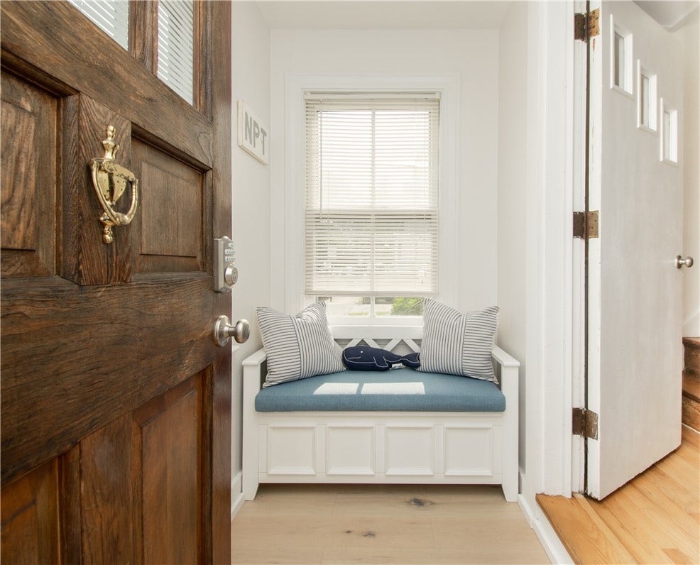 33 Slocum Street, Newport, RI 02840 Welcoming enclosed mud room