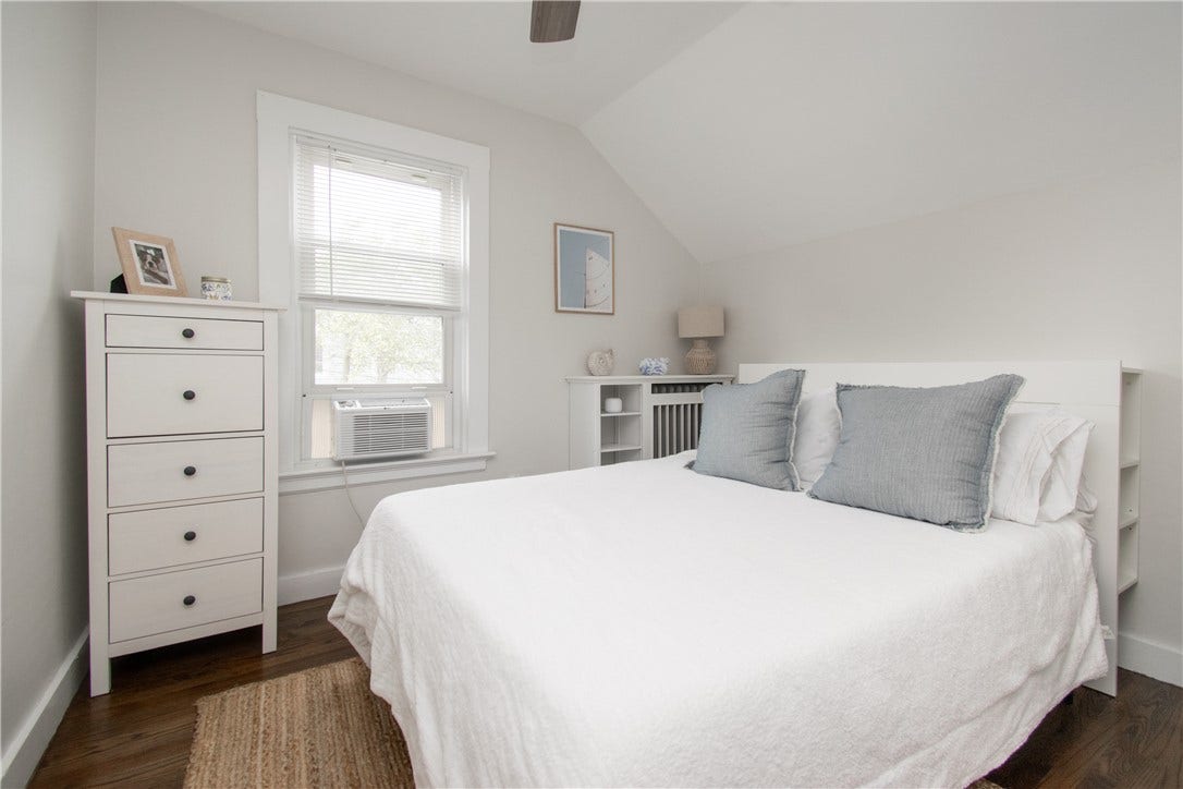 33 Slocum Street, Newport, RI 02840 queen bdrm
