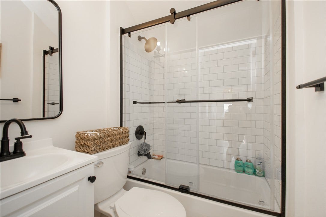 33 Slocum Street, Newport, RI 02840 2nd floor bath
