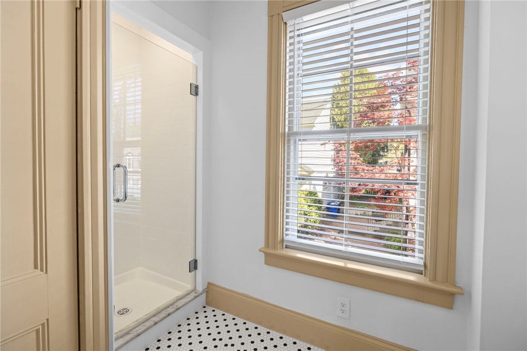 18 Barney Street, #2, Newport, RI 02840 18 Barney Street, #2, Newport, RI 02840