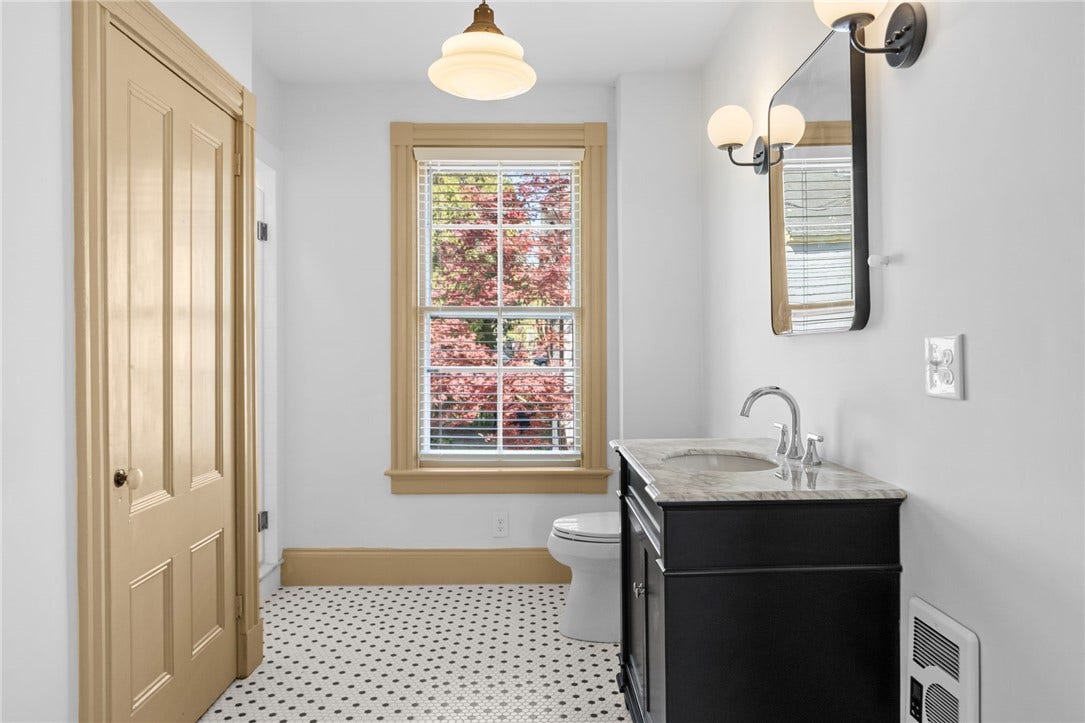 18 Barney Street, #2, Newport, RI 02840 18 Barney Street, #2, Newport, RI 02840