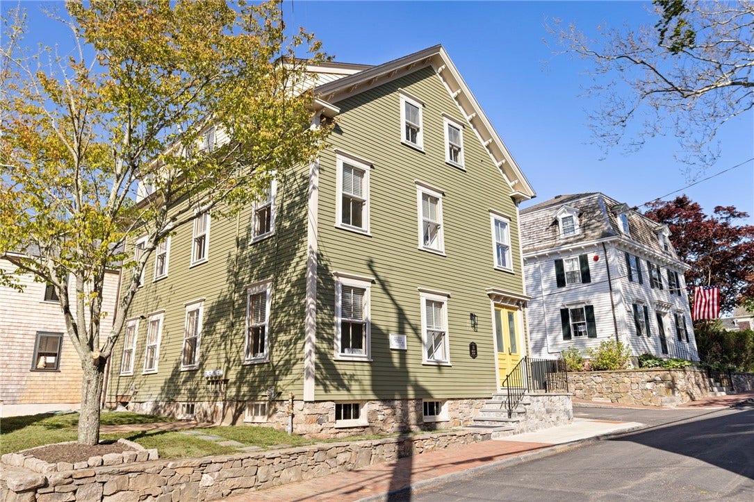 18 Barney Street, #2, Newport, RI 02840 18 Barney Street, #2, Newport, RI 02840