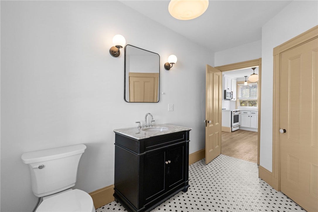 18 Barney Street, #2, Newport, RI 02840 18 Barney Street, #2, Newport, RI 02840