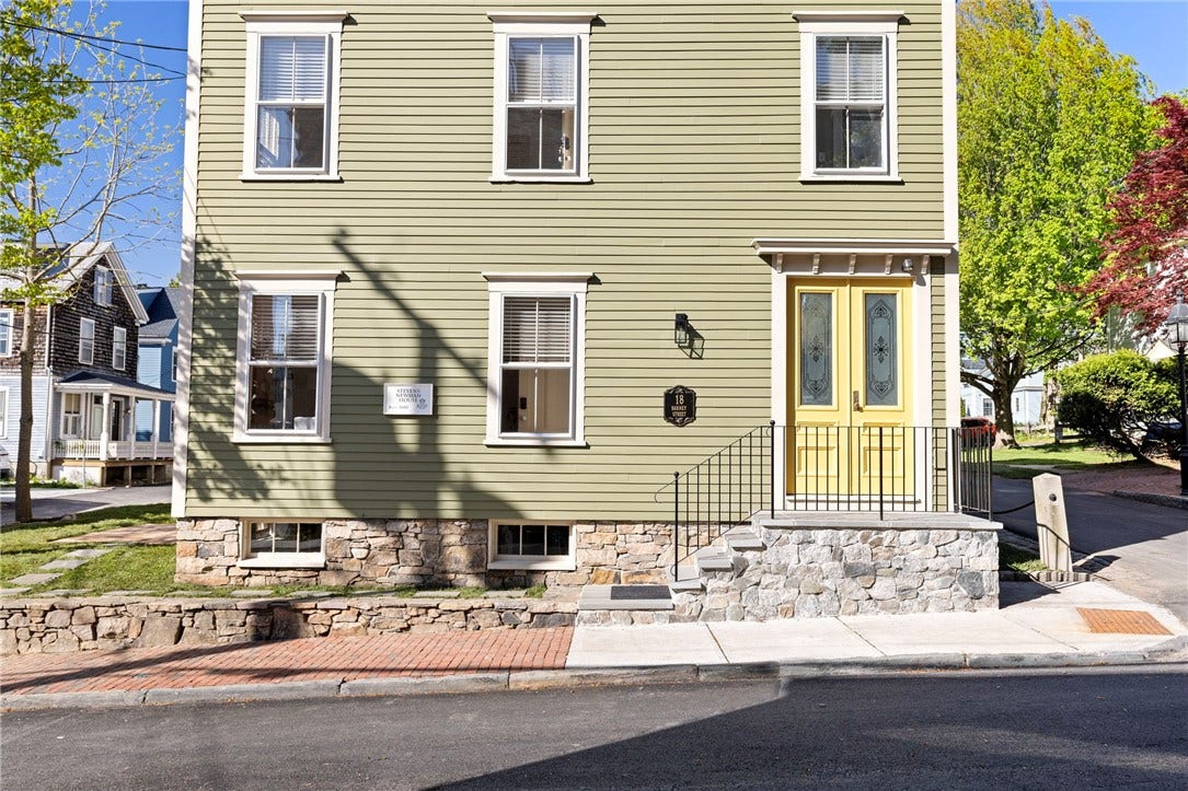 18 Barney Street, #2, Newport, RI 02840 18 Barney Street, #2, Newport, RI 02840