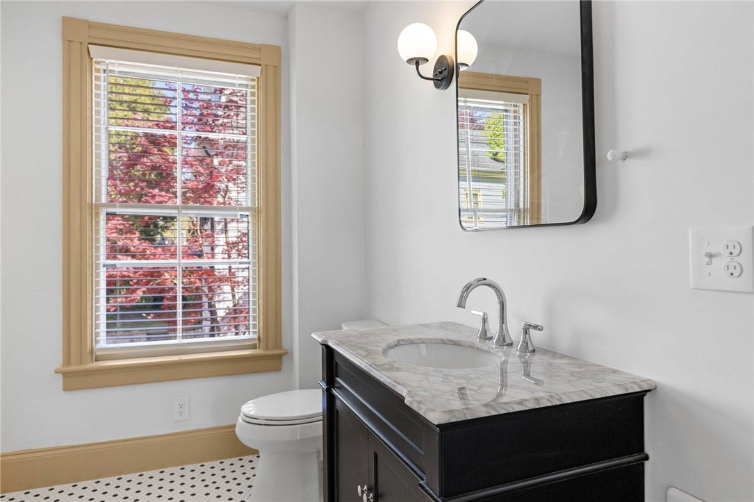18 Barney Street, #2, Newport, RI 02840 18 Barney Street, #2, Newport, RI 02840