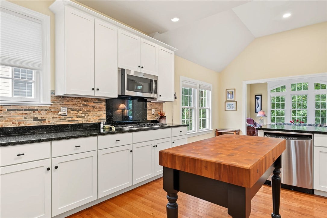 95 Fry Brook Drive, East Greenwich, RI 02818 Lots of prep space for the gourmet cook!