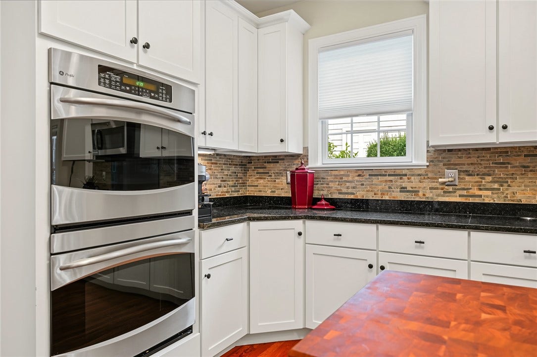 95 Fry Brook Drive, East Greenwich, RI 02818 Timeless style and excellent functionality!