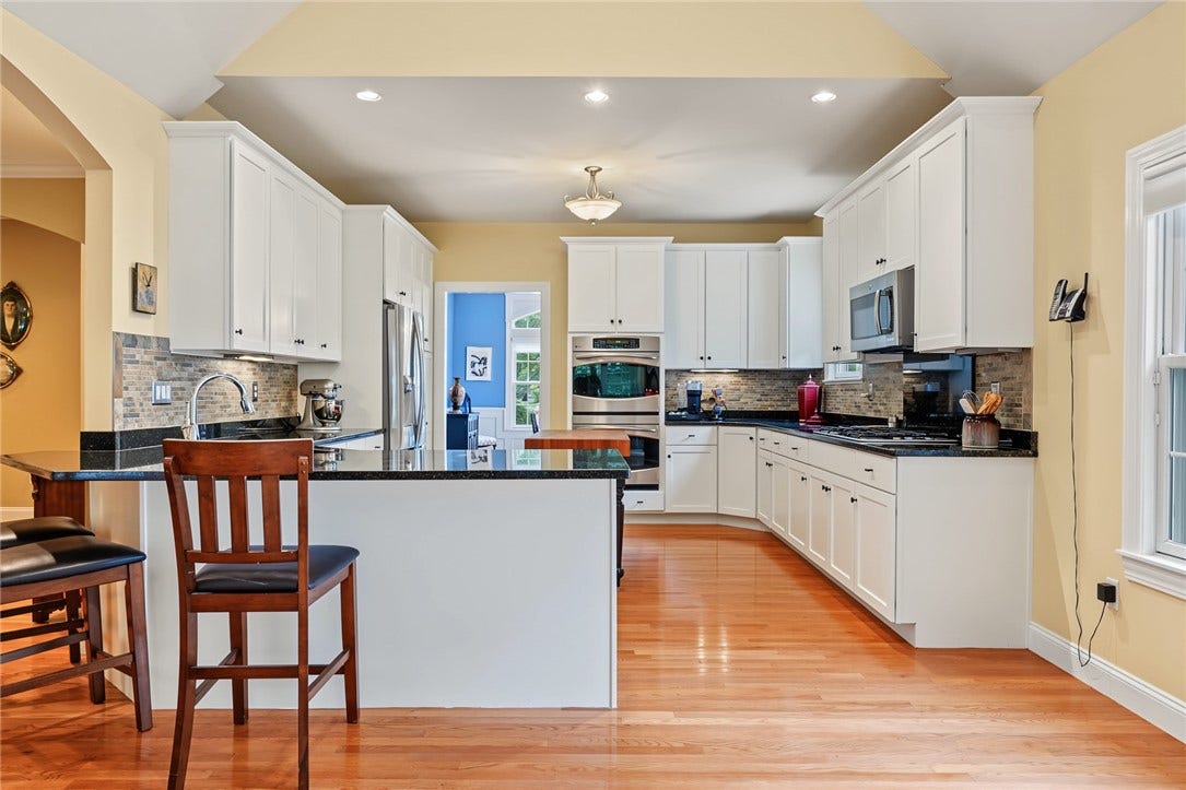 95 Fry Brook Drive, East Greenwich, RI 02818 A generous peninsula with seating for four creates an inviting gathering space while maintaining an open flow to the adjoining areas.