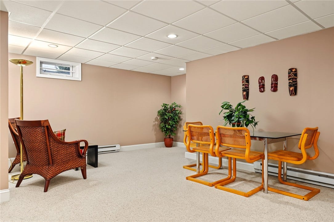 95 Fry Brook Drive, East Greenwich, RI 02818 Exceptional versatility for entertaining.