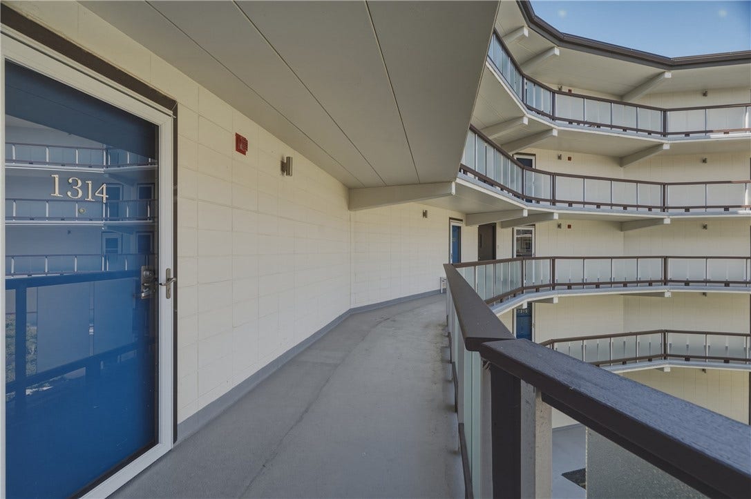1314 Capella South, #1314, Newport, RI 02840 Entrance to the unit via the circular atrium