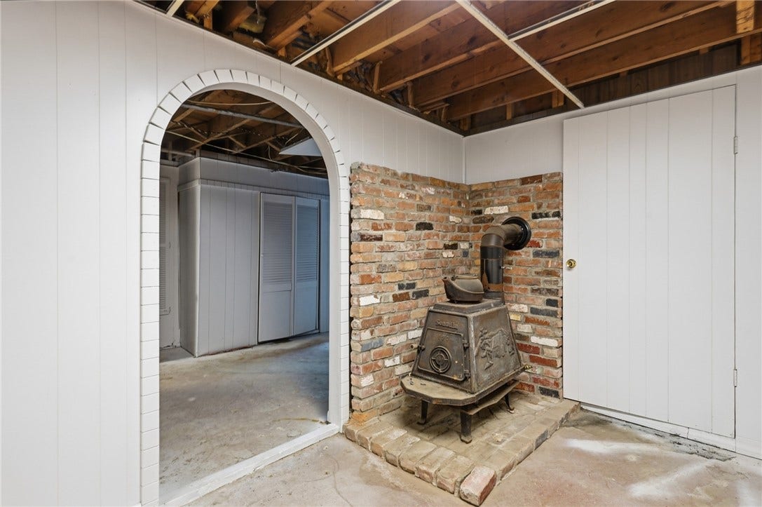 73 Pequot Trail, East Greenwich, RI 02818 Cast iron stove!