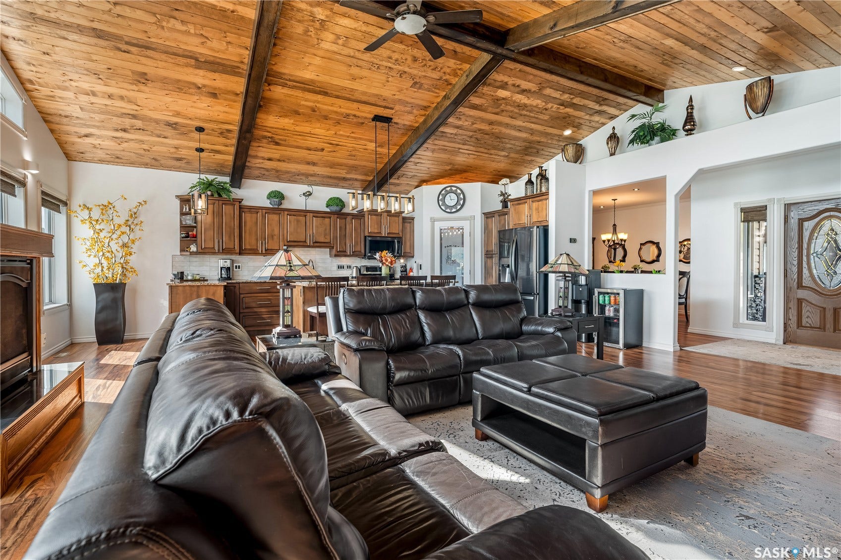 Spacious living room