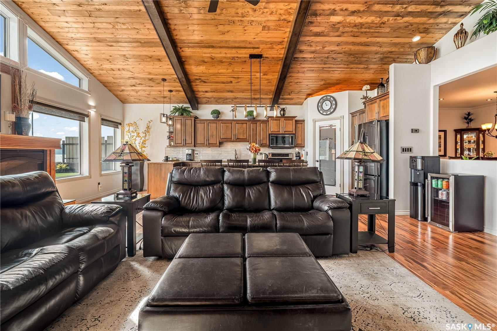 Spacious living room