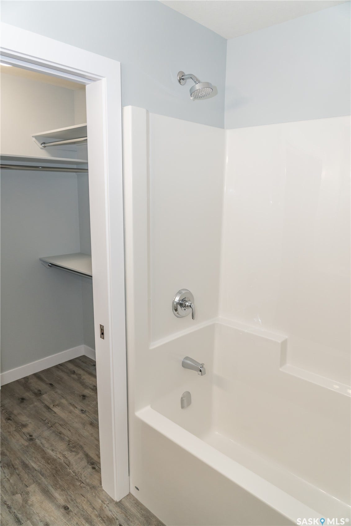 318 Stehwien Street, Saskatoon SK S7W 1H5 Bathroom with wood-type flooring and washtub / shower combination