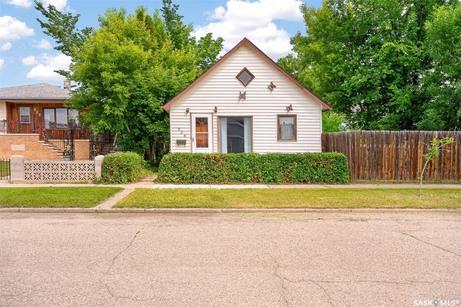 Property photo for 528 Ominica Street E, Moose Jaw SK