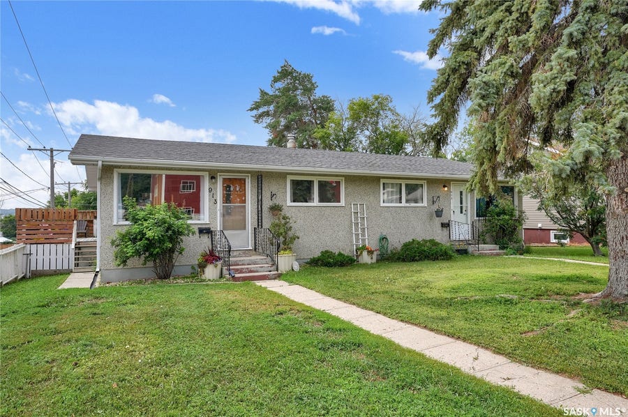 Property photo for 913-915 Hochelaga Street W, Moose Jaw SK