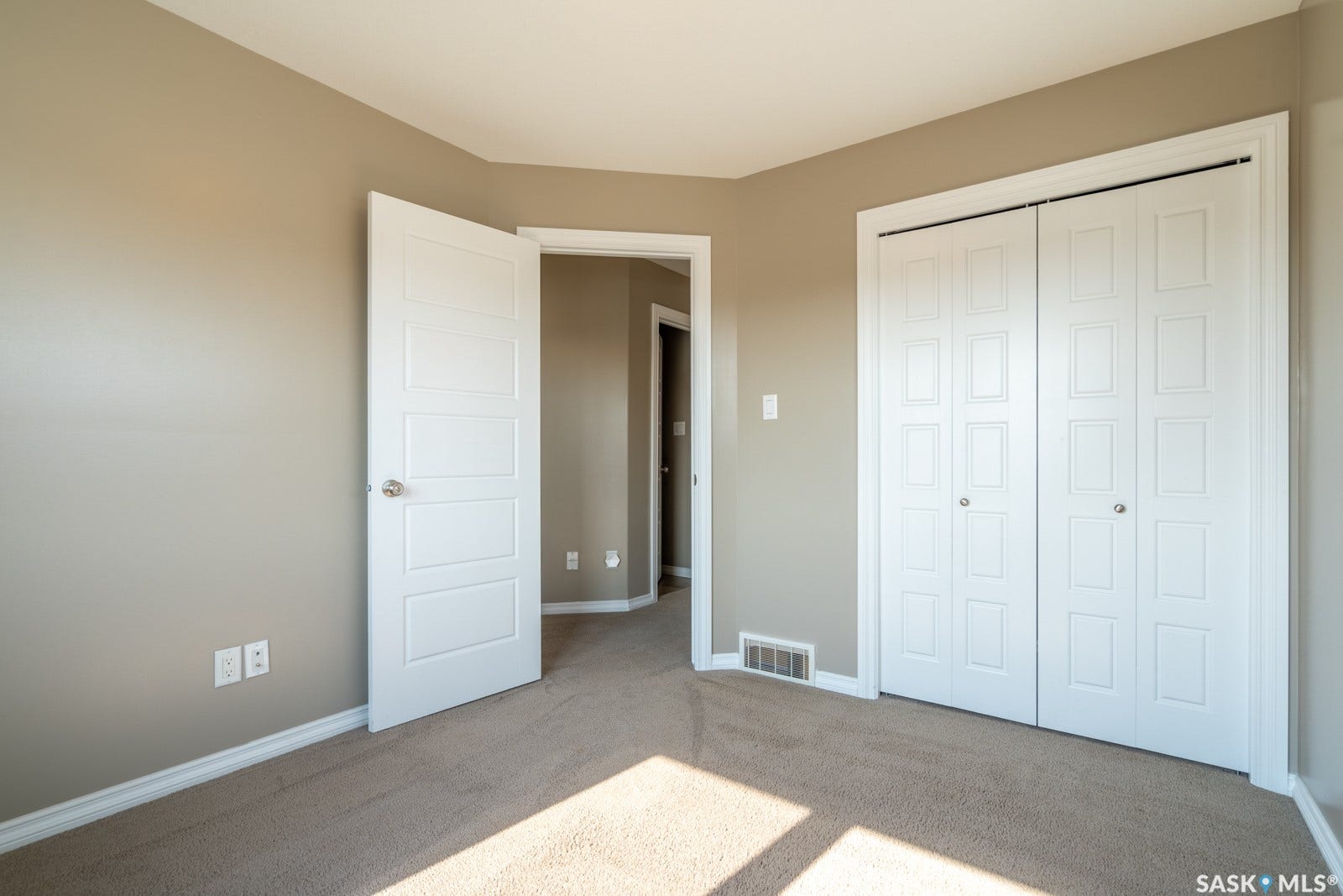4648 James Hill Road, Regina SK S4W 0C7 4648 James Hill Road, Regina SK S4W 0C7