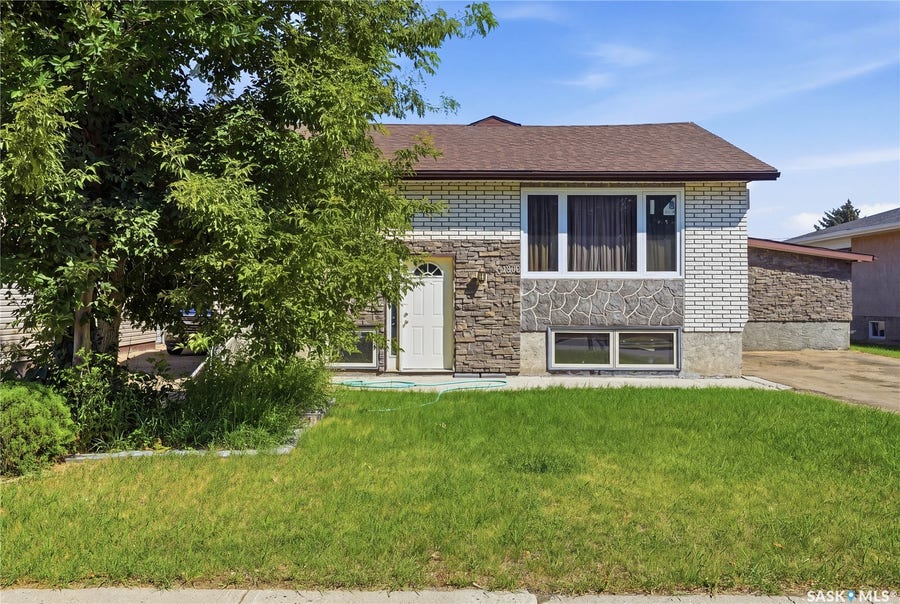 Property photo for 1020 Warner Street, Moose Jaw SK
