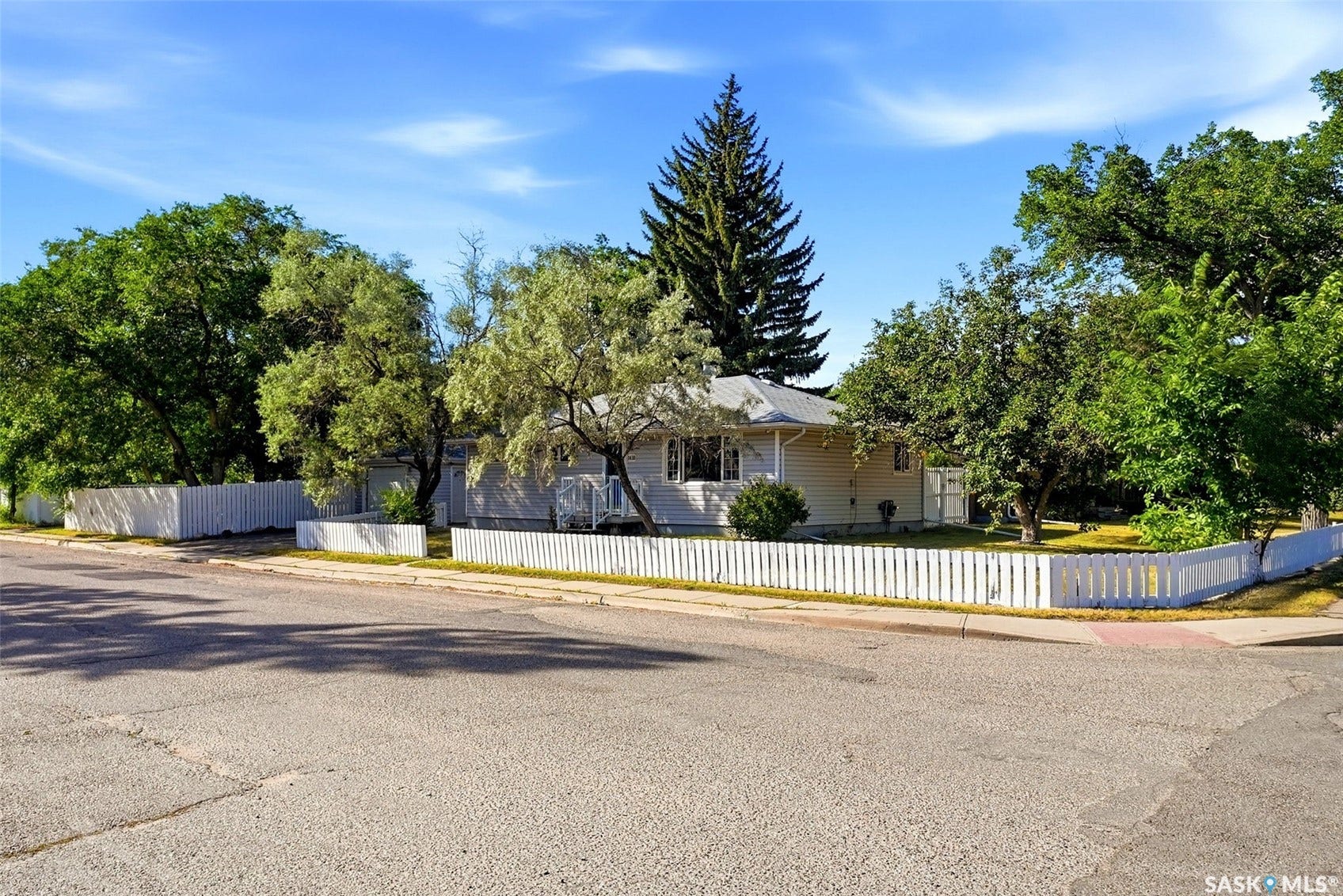 1410 4th Avenue N, Regina SK S4R 0T1