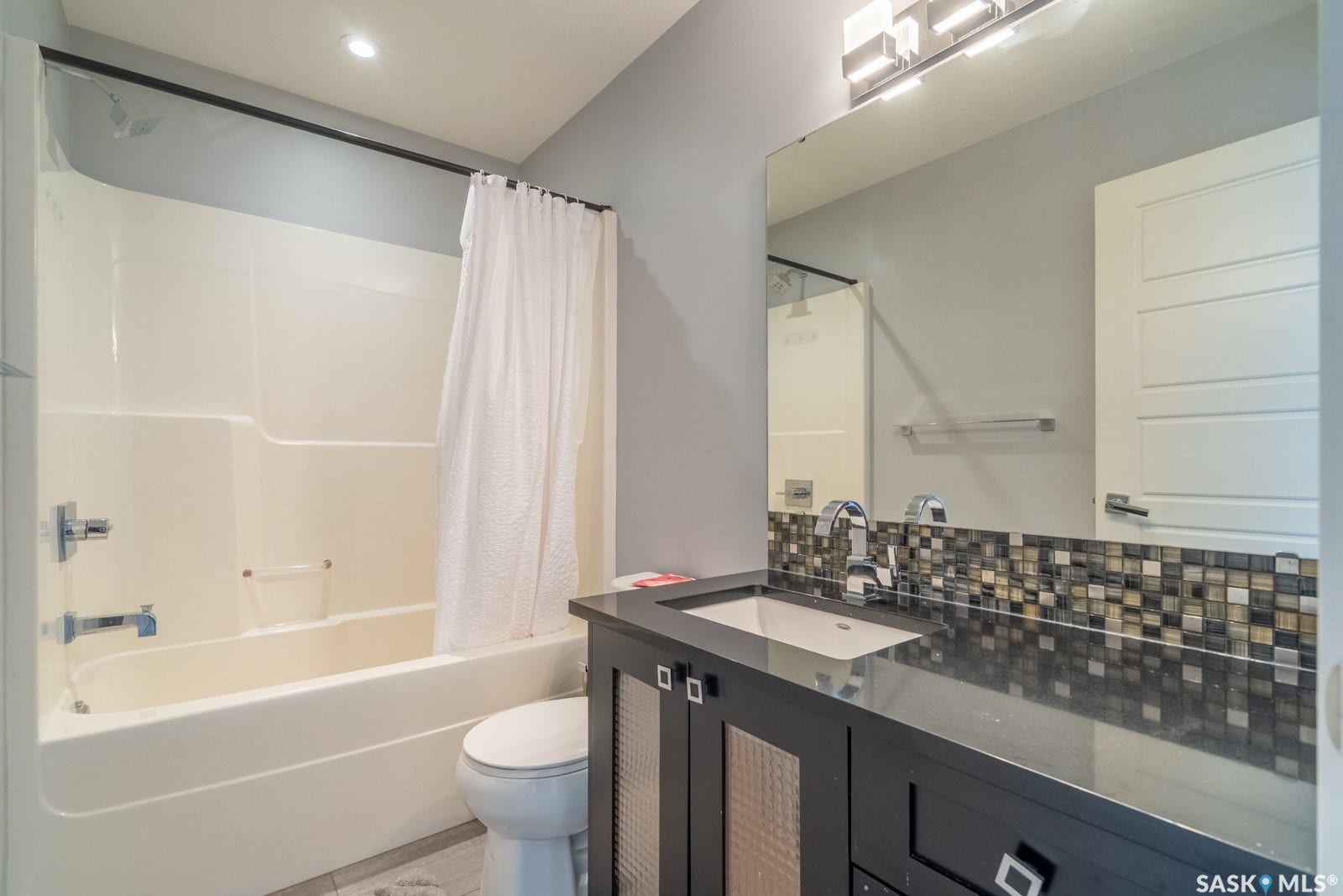 4311 Sandpiper Crescent E, Regina SK S4V 1N3 4311 Sandpiper Crescent E, Regina SK S4V 1N3