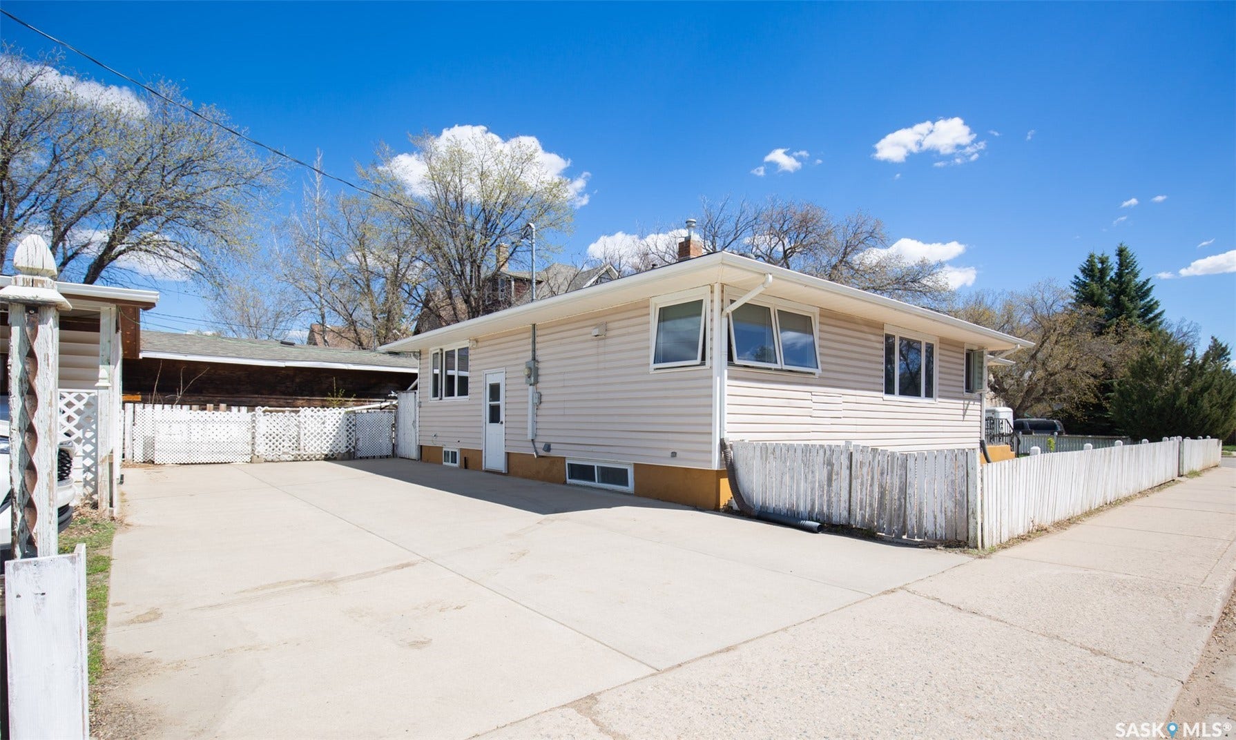 1204 3rd Avenue NW, Moose Jaw SK S6H 3V3