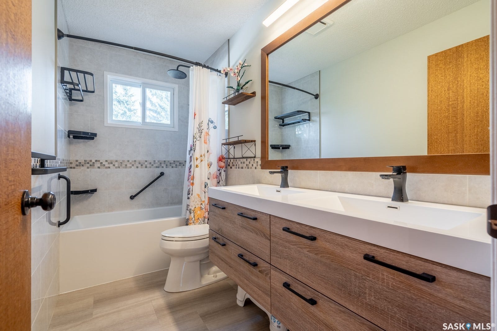 127 Rogers Road, Regina SK S4S 6T7 127 Rogers Road, Regina SK S4S 6T7