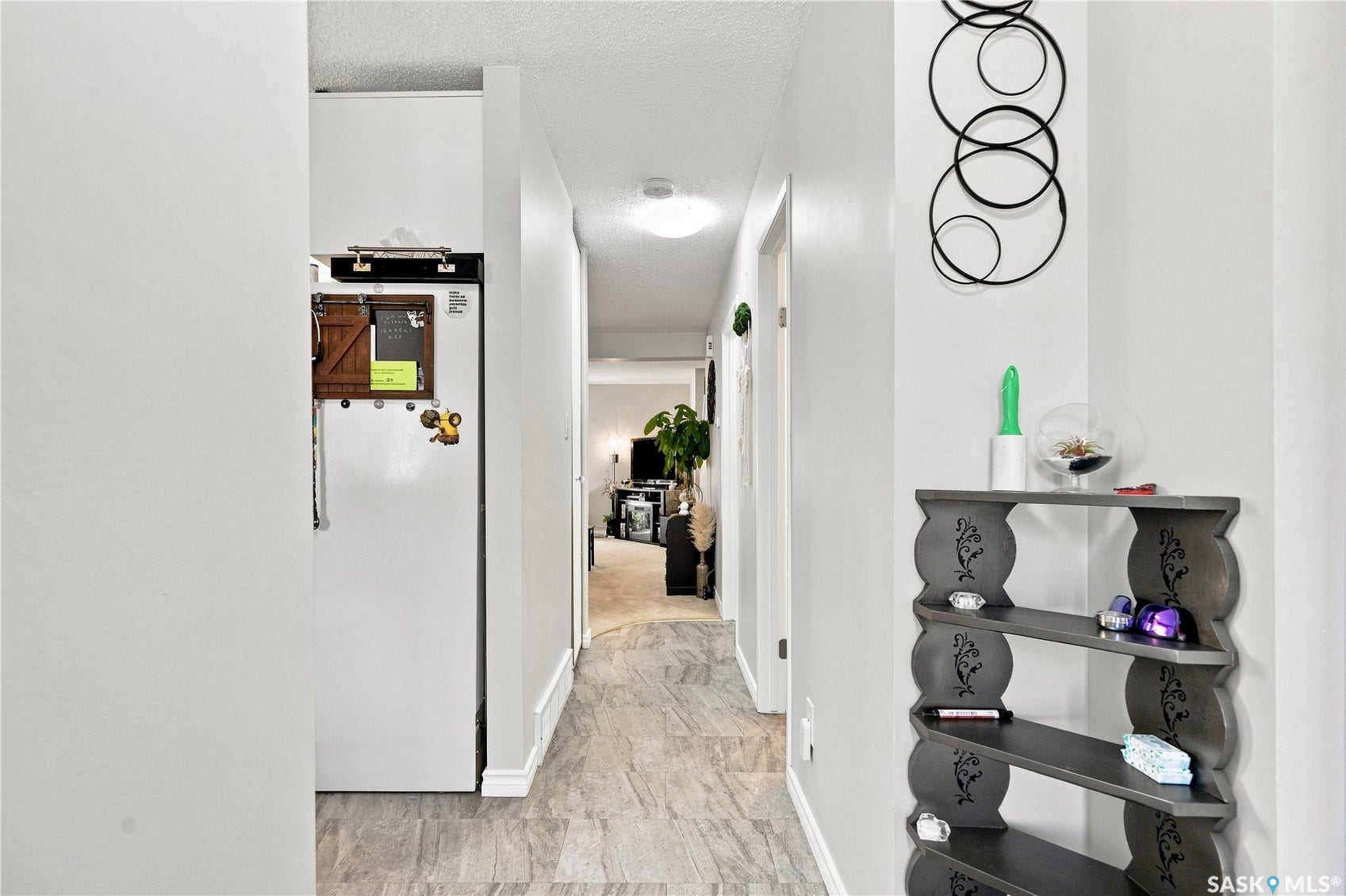 Neutral wall color with a light flooring