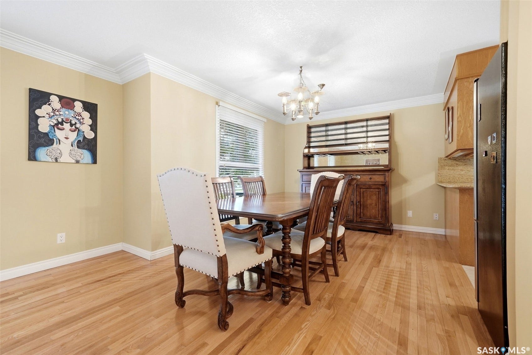 Hardwood flooring, crown molding, and recessed lighting